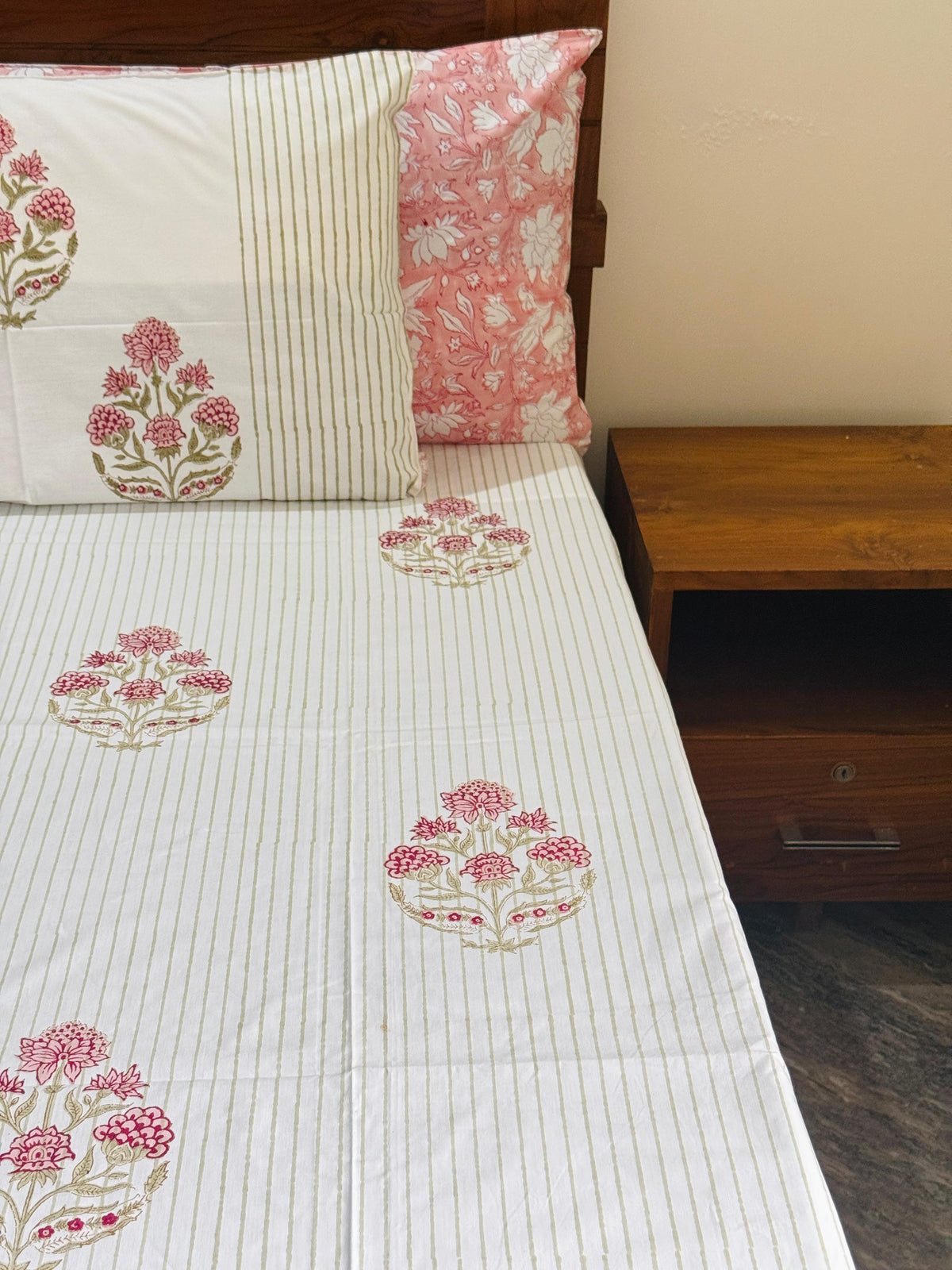 - Bed sheet and quilt set