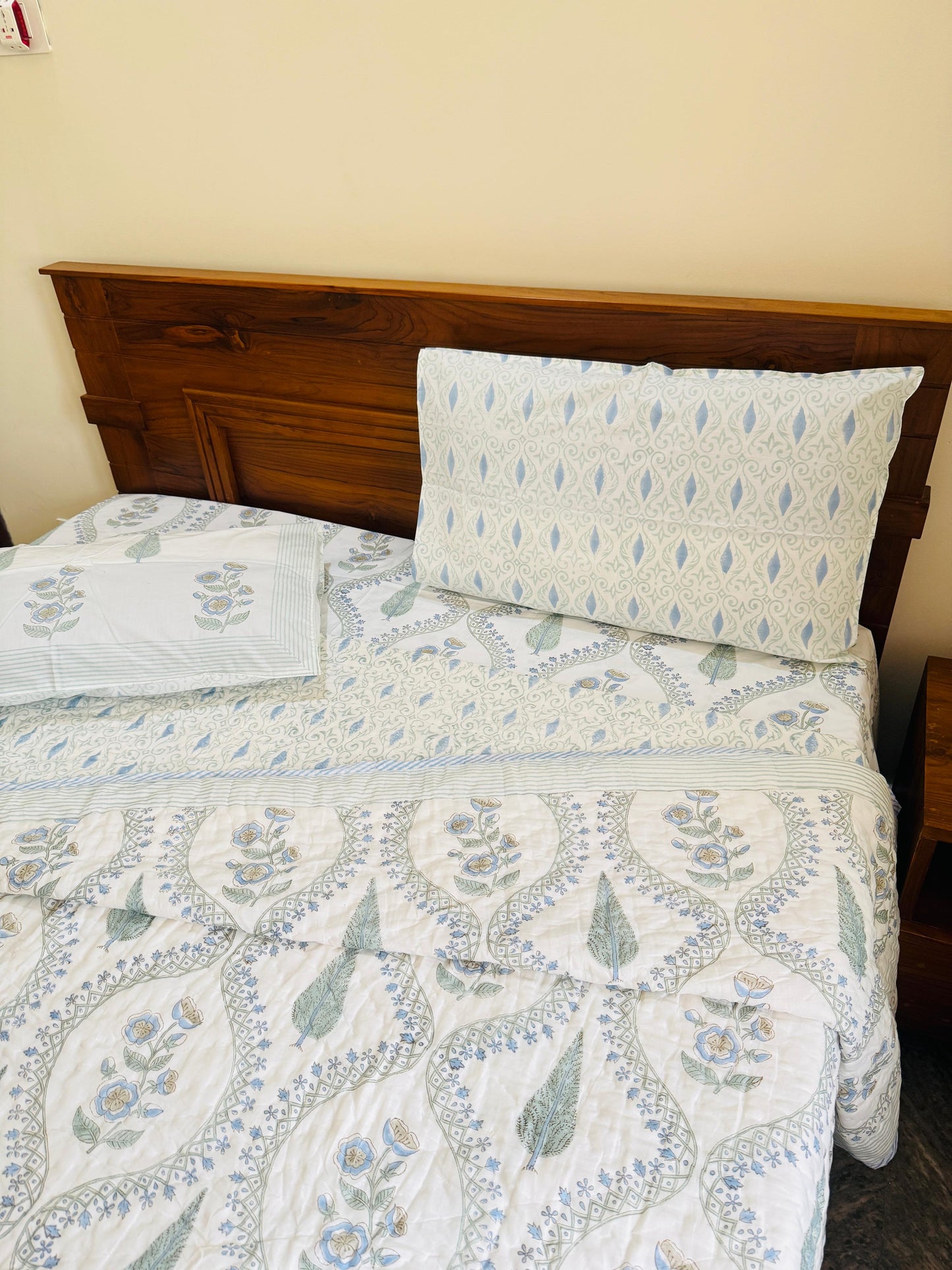 PARIZAAD - Bed sheet and quilt set
