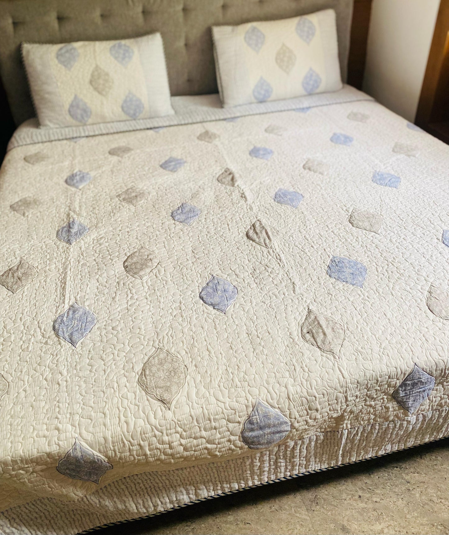 BLUE HAZE - Quilted bed sheet set