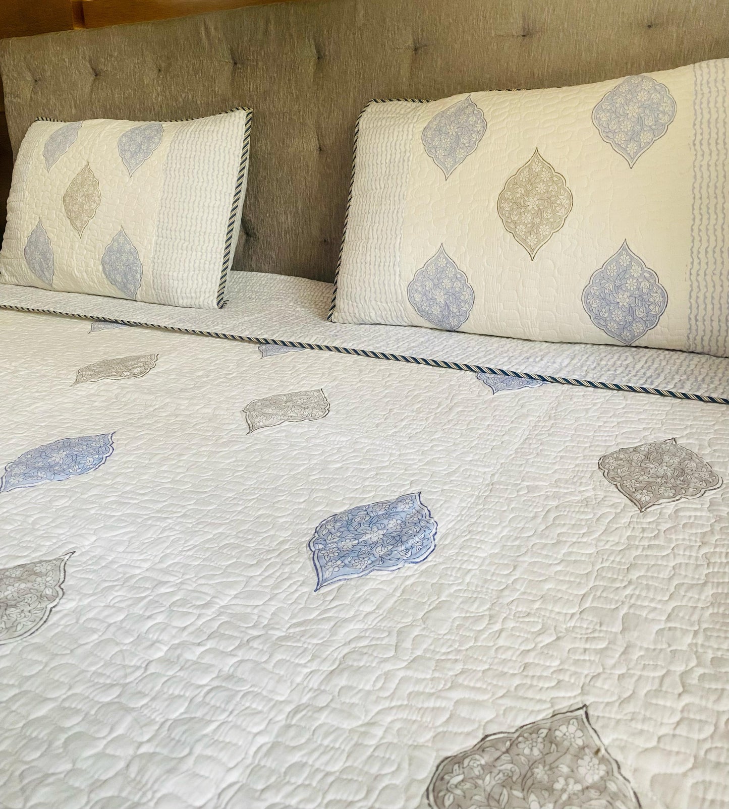 BLUE HAZE - Quilted bed sheet set