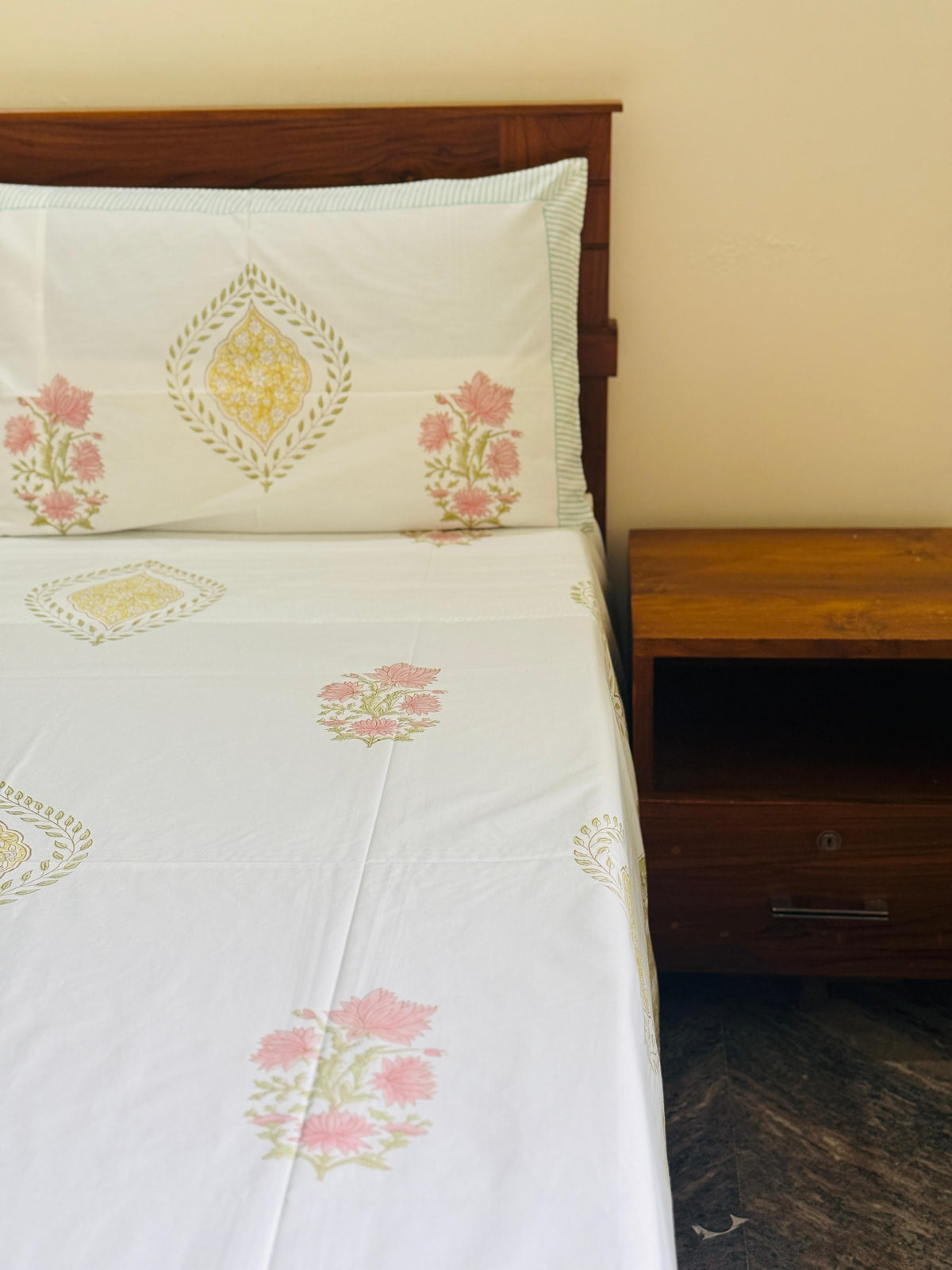 VELORA - Block printed bed sheet set