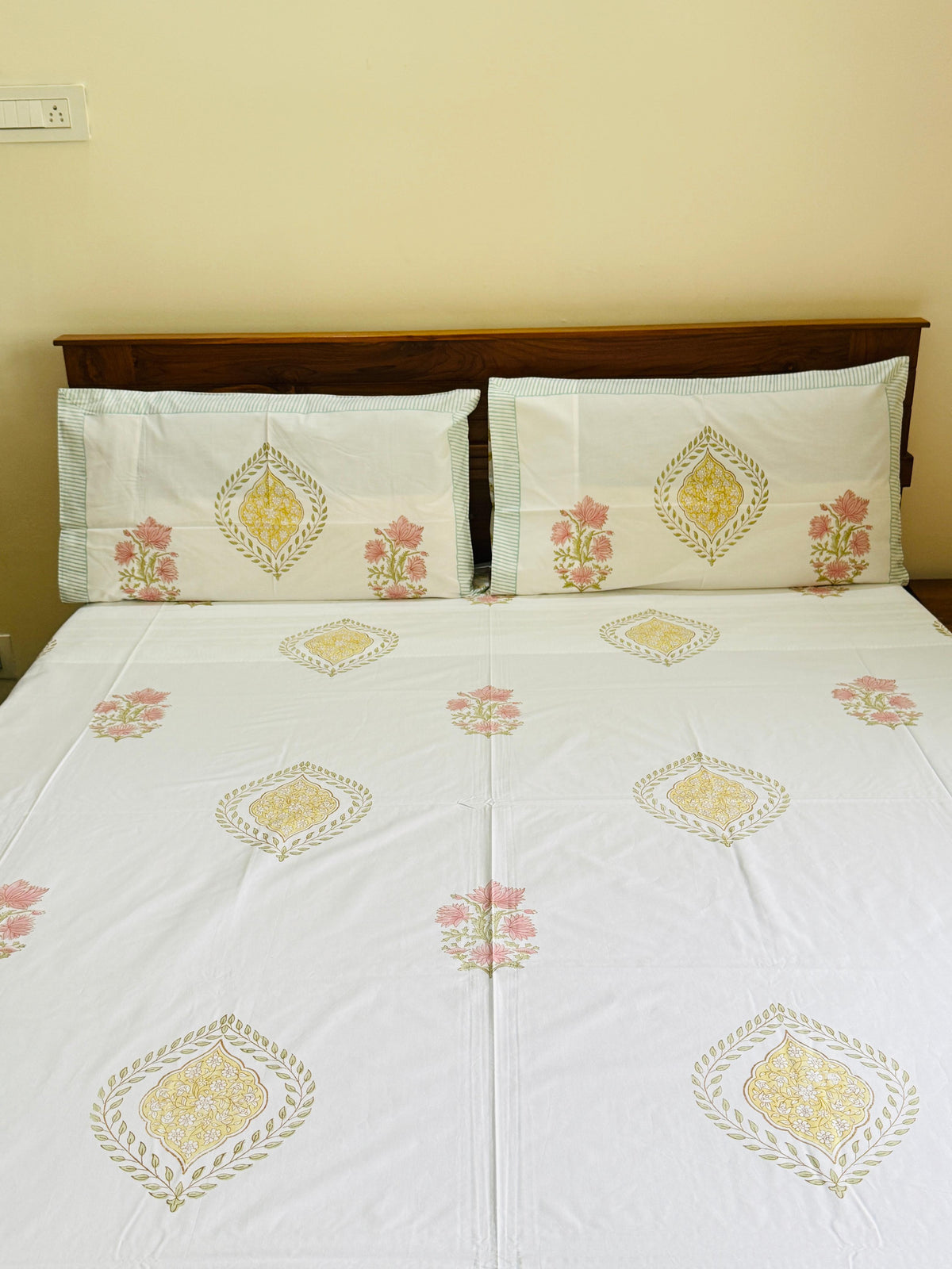 VELORA - Block printed bed sheet set