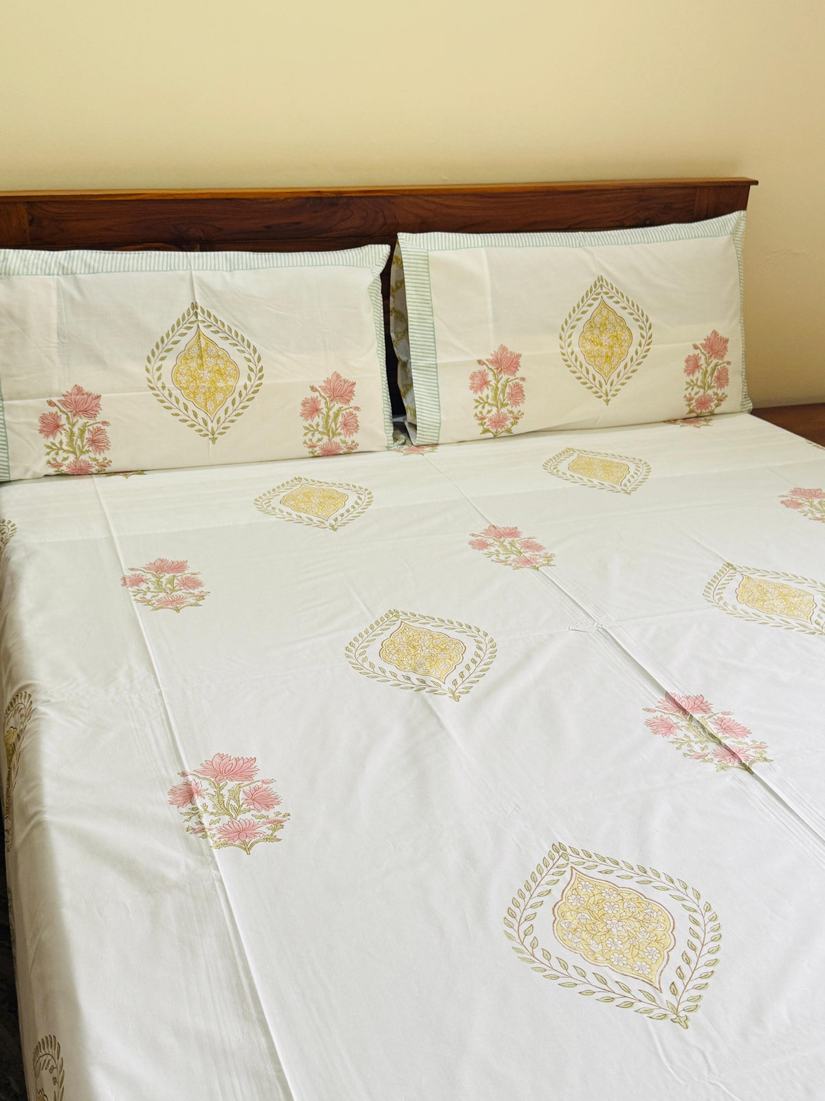 VELORA - Block printed bed sheet set