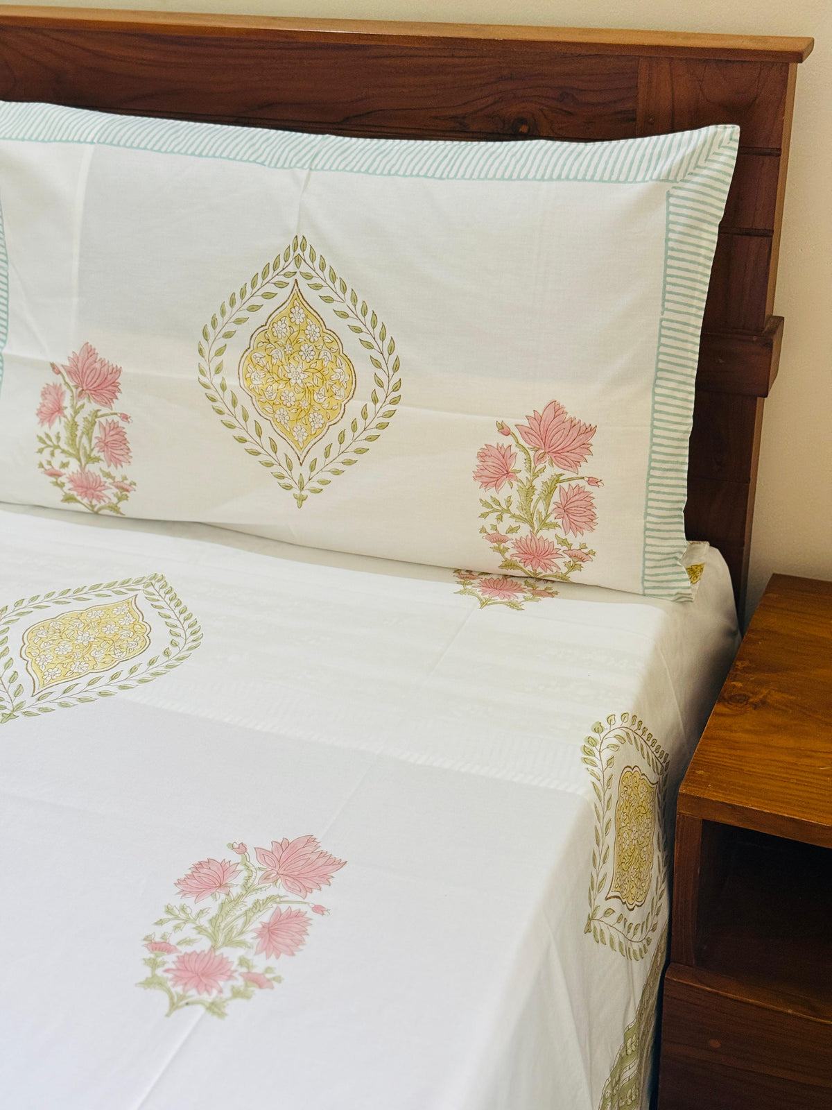VELORA - Block printed bed sheet set