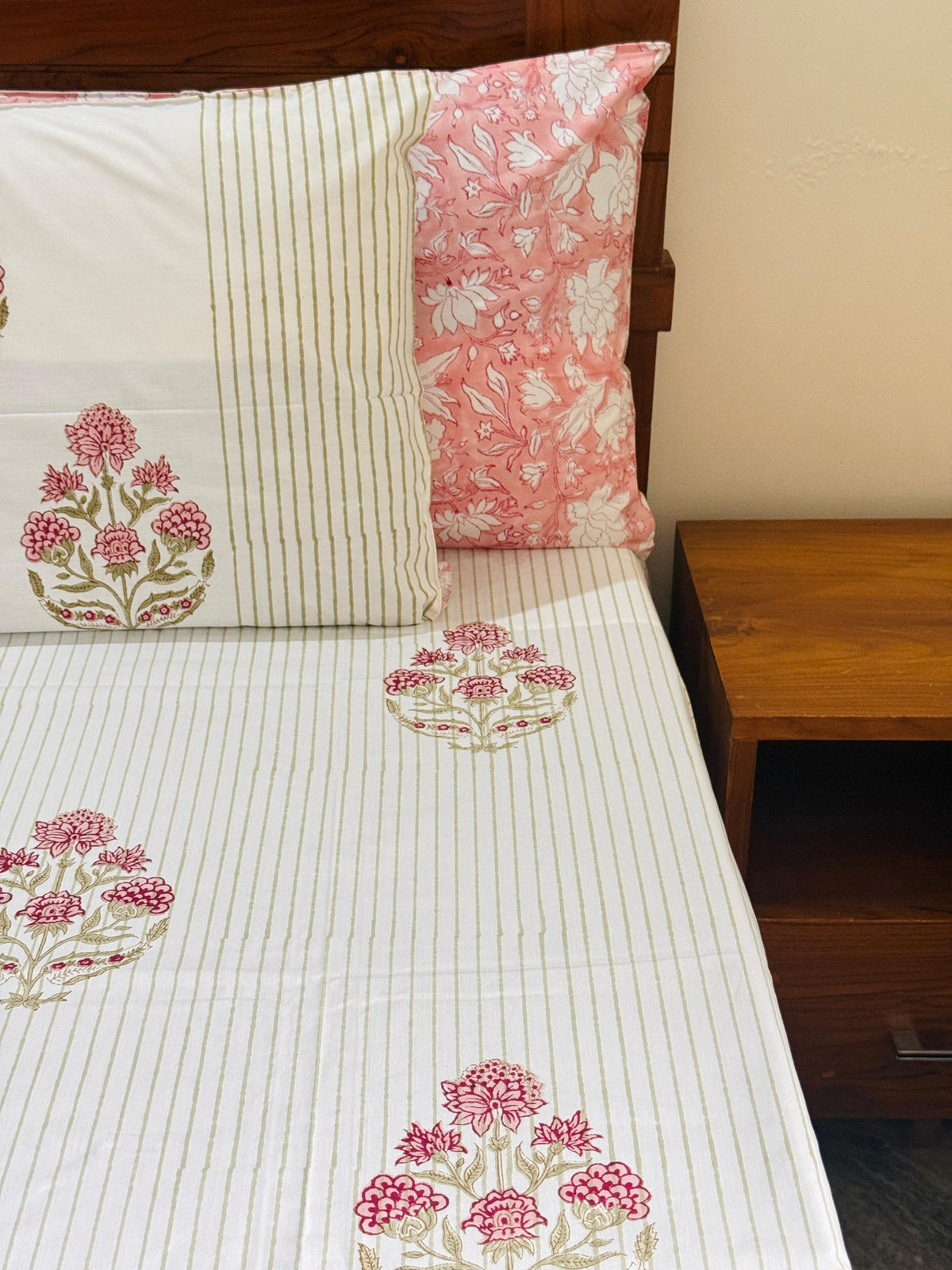 - Bed sheet and quilt set
