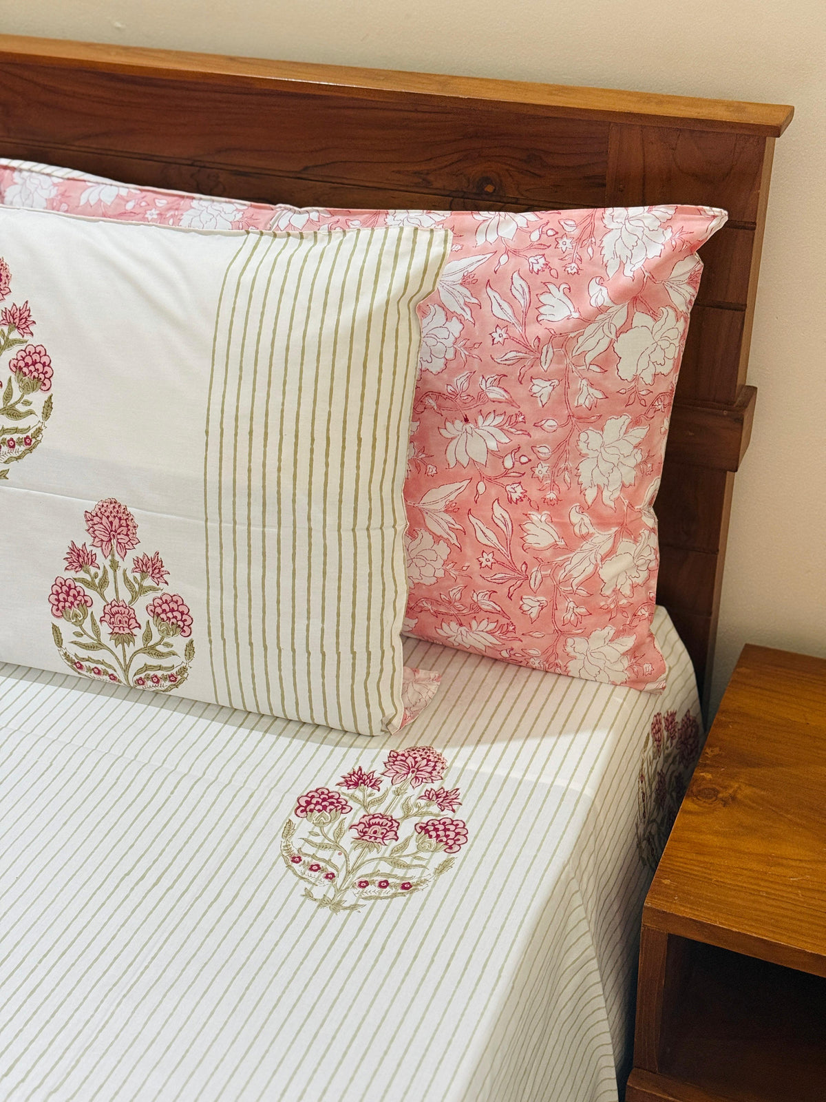 - Bed sheet and quilt set