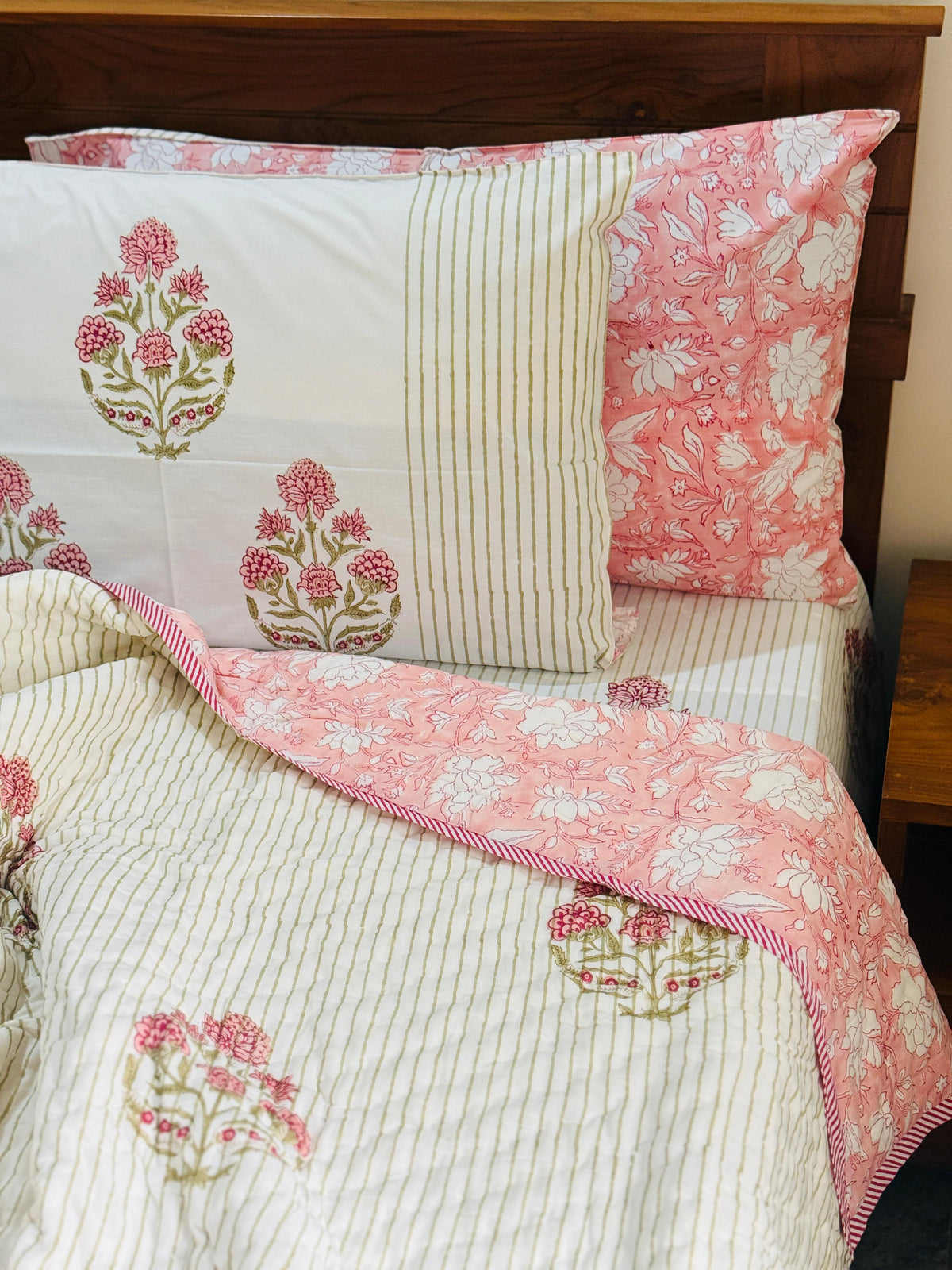 - Bed sheet and quilt set