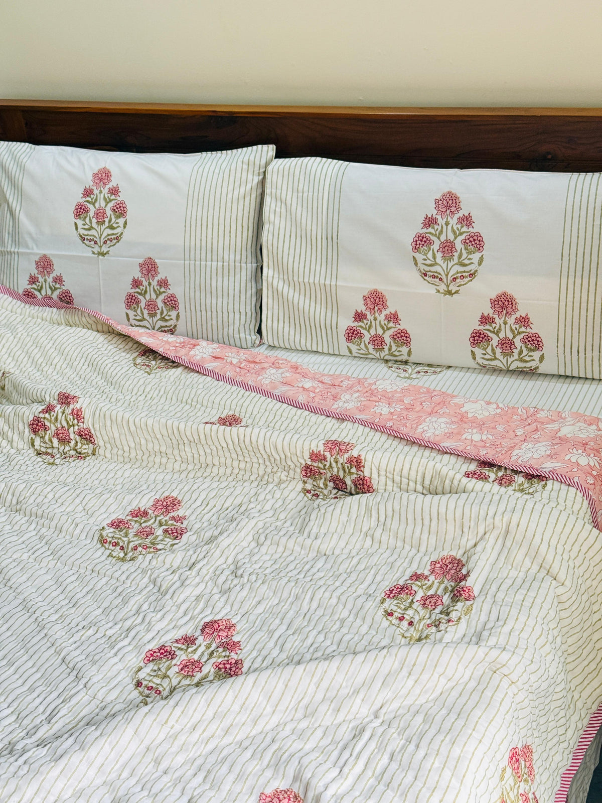 - Bed sheet and quilt set