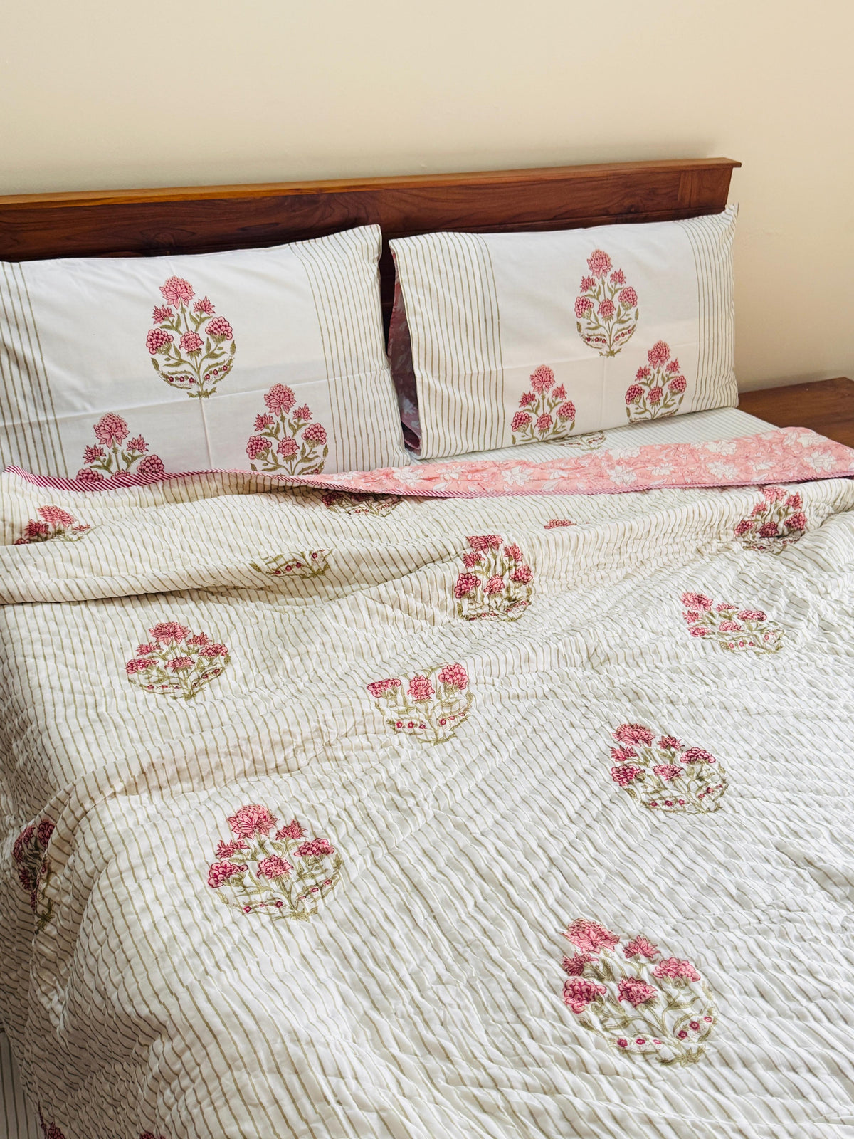 - Bed sheet and quilt set