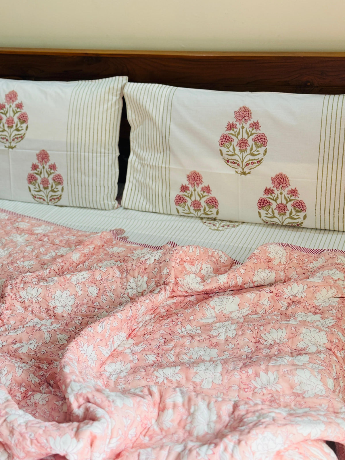 - Bed sheet and quilt set