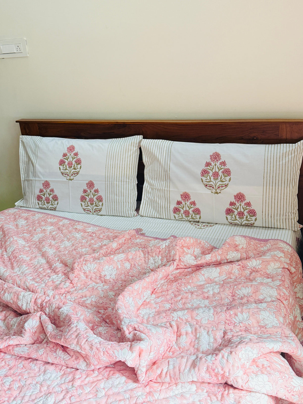 - Bed sheet and quilt set